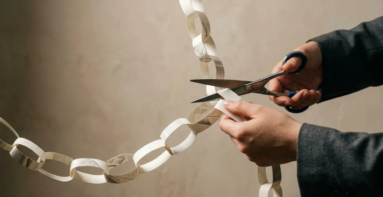 Représentation métaphorique de la liberté contractuelle face aux reconductions automatiques d'assurance