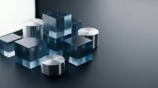 Composition minimaliste évoquant la stratégie et l'optimisation dans le domaine des assurances en ligne