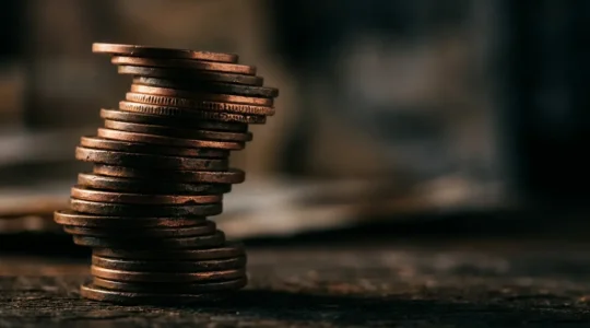 Concept financier montrant l'impact des frais de fractionnement sur les jeunes conducteurs