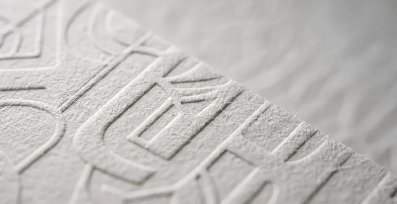Détail macro d'une surface texturée évoquant l'authenticité administrative