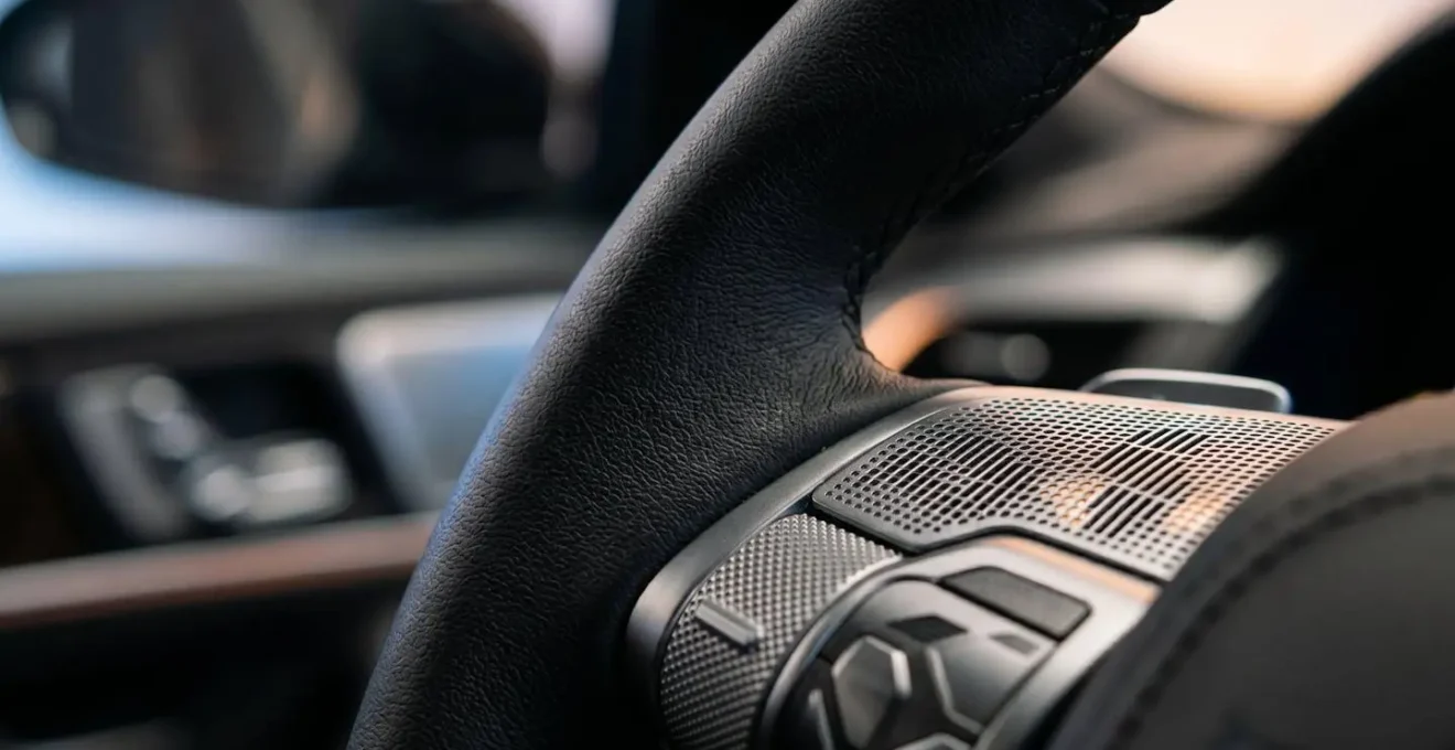 Détails technologiques automobiles évoquant la conduite connectée et sécurisée