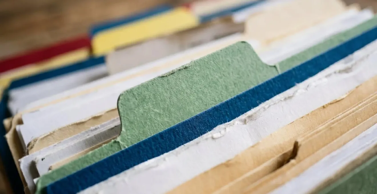 Dossier administratif minutieusement préparé avec documents officiels organisés