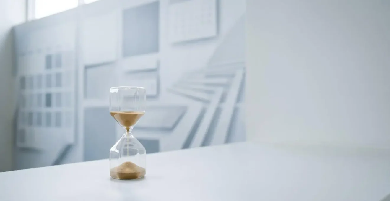 Sablier moderne avec calendrier évoquant l'écoulement du temps et l'effacement progressif des données